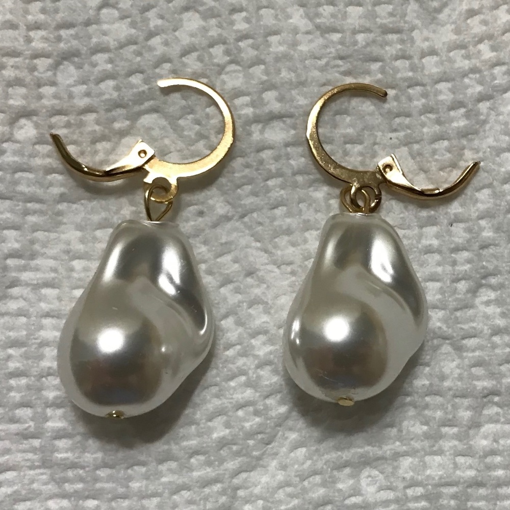 Kate Middleton Gold Hoop with Large Pearl Earrings, Handmade Replicas - Picture 10 of 12